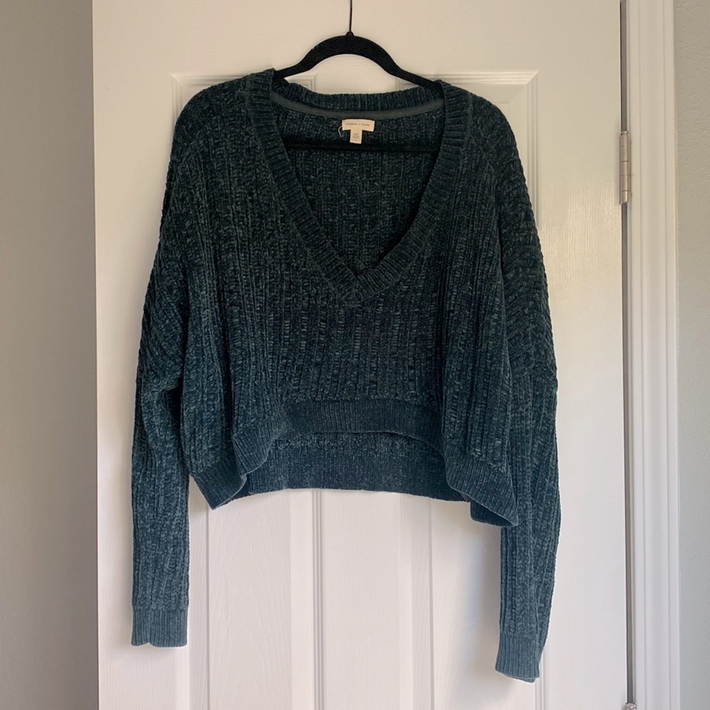 Cropped dark green v-neck sweater